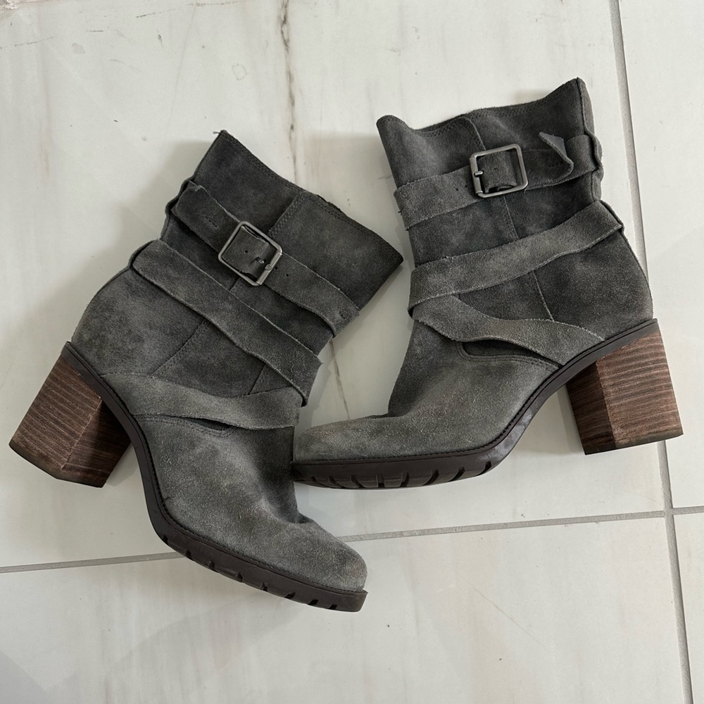 074.   Clarks boots